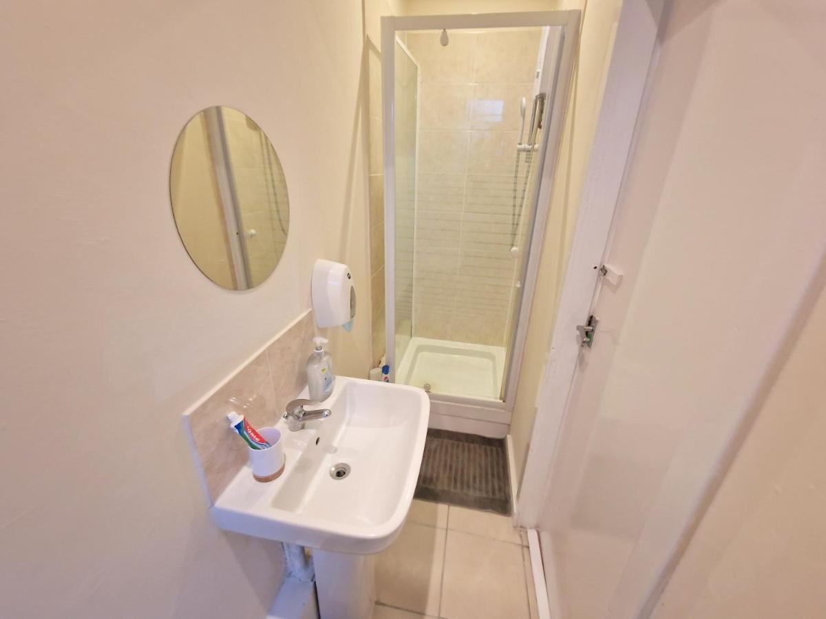 Super Studio With Two Bedrooms - Five Minutes From The Station! Londýn Exteriér fotografie